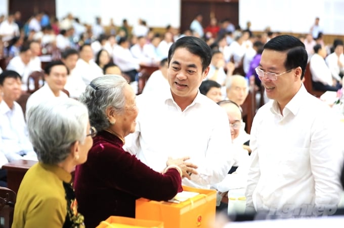 Chủ tịch nước Võ Văn Thưởng (bìa phải) cùng Bí thư Tỉnh ủy Hậu Giang Nghiêm Xuân Thành thăm hỏi và tặng quà cho các Mẹ Việt Nam anh hùng tỉnh Hậu Giang tham dự tại buổi lễ. Ảnh: Trung Chánh.