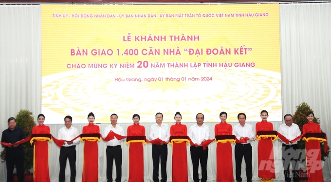 Chủ tịch nước Võ Văn Thưởng cùng các đại biểu cắt băng khánh thành và bàn giao 1.400 căn nhà Đại đoàn kết cho gia đình chính sách, hộ nghèo, cận nghèo tại tỉnh Hậu Giang. Ảnh: Trung Chánh.