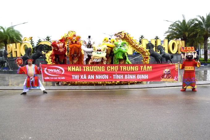1-092745_149.jpg Múa lân khai trương chợ mới An Nhơn (Bình Định). Ảnh: V.Đ.T.