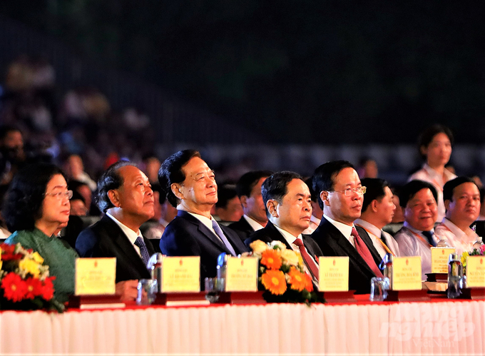 20-tinh-hau-giang-5-081653_421-081654.jpg Chủ tịch nước Võ Văn Thưởng cùng các đại biểu tham dự Lễ kỷ niệm 20 năm thành lập tỉnh Hậu Giang và đón nhận Huân chương Lao động hạng Nhất. Ảnh: Trung Chánh.