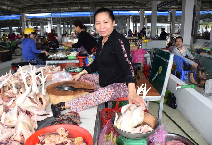 4-092747_208.jpg Các gian hàng trong chợ mới An Nhơn được phân chia rất khoa học. Ảnh: V.Đ.T.