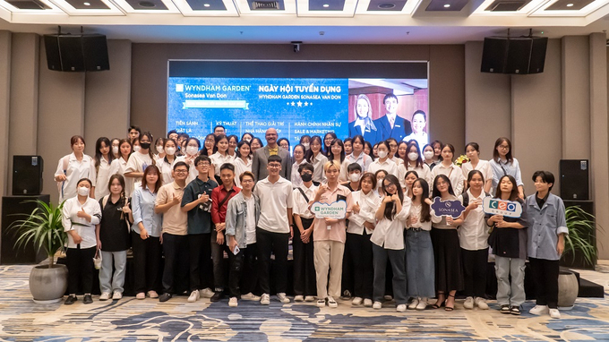 anh1-233609_406.jpg Ứng viên chụp ảnh lưu niệm cùng ông Patrick Fernandes - Tổng quản lý khách sạn Wyndham Garden Sonasea Vân Đồn.