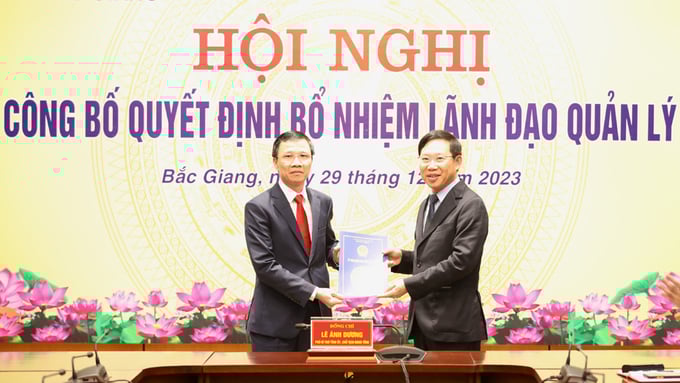 nguyen-van-thi-081807_861.jpg Ông Nguyễn Văn Thi (bên trái ảnh), tân Giám đốc Sở NN-PTNT tỉnh Bắc Giang. Ảnh: Quốc Phương.