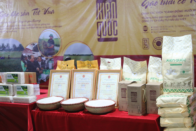 ocop-1-115922_727.jpg Sản phẩm gạo hữu cơ trên cánh đồng rươi được chứng nhập OCOP 4 sao, giúp các hộ dân sản xuất nông nghiệp ngoài đê thu lợi nhuận kép trên cánh đồng. Ảnh: Đinh Mười.