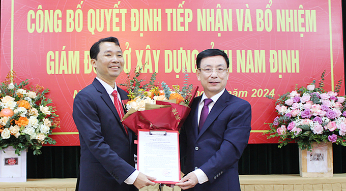 tran-van-hung-1415-054557_381.jpeg Chủ tịch UBND tỉnh Nam Định Phạm Đình Nghị (phải) trao quyết định cho tân Giám đốc Sở Xây dựng Trần Văn Hưng. Ảnh: Báo Nam Định.