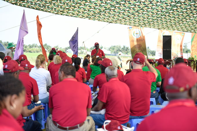 At the Festival, international scientists convened in Hau Giang to witness firsthand demonstrations of cutting-edge technology and engineering applications in rice cultivation.