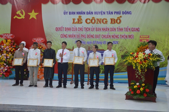 Tặng bằng khen cho các tập thể, cá nhân vì có thành tích đóng góp trong việc xây dựng NTM. Ảnh: MT.