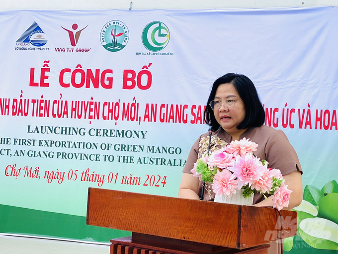 anh-1-1-131419_356-131419.jpg Bà Huỳnh Kim Định, Phó Cục trưởng Cục Kinh tế hợp tác - PTNT phát biểu tại lễ công bố xuất khẩu lô xoài tượng da xanh đầu tiên của huyện Chợ Mới sang thị trường Úc và Mỹ. Ảnh: Lê Hoàng Vũ.