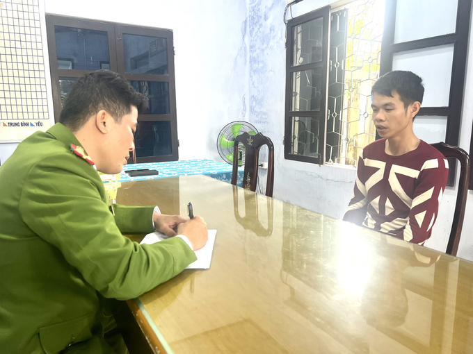 Các đối tượng có sự phân công rõ ràng trong việc thực hiện hành vi lừa đảo. Ảnh: CAH.