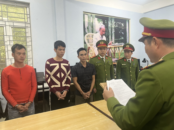 Cơ quan chức năng đọc lệnh bắt tạm giam 3 đối tượng lừa đảo. Ảnh: CAH.