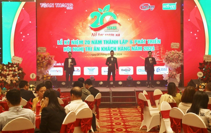 img_2428-154525_112.jpg Lễ kỉ niệm có sự tham gia đông đảo của các khách hàng, đối tác và các đơn vị báo chí.