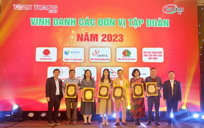 img_2444-154611_573.jpg Tại buổi lễ, Công ty đã vinh danh các đối tác thân thiết đồng hành cùng Toàn Thắng Ecovet.