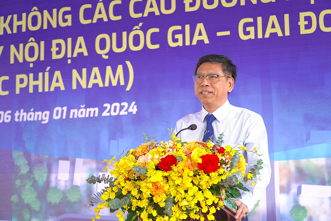 z5045099091223_46c79e02fa44490e76f4460edb14676f-125606_601.jpg Thứ trưởng Bộ GTVT Nguyễn Xuân Sang cho biết, Bộ GTVT quyết tâm đẩy nhanh tiến độ dự án, đến năm 2025 đưa đồng bộ 11 cầu cầu này vào khai thác cùng với dự án mở rộng kênh Chợ Gạo. Ảnh: Minh Đảm.