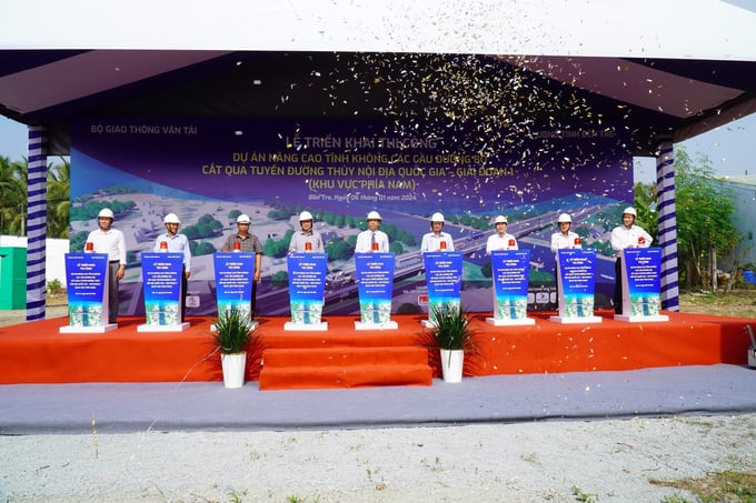 z5045099283289_df3e7f2fc15e25945df4653839410e26-125606_545.jpg Đại biểu phát lệnh triển khai thi công dự án nâng cao tĩnh không các cầu đường bộ cắt qua tuyến đường thủy nội địa quốc gia - giai đoạn 1 (khu vực phía Nam). Ảnh: Minh Đảm.