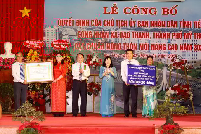 daothanh1-155559_782.jpg Trao bằng công nhận xã Đạo Thạnh đạt chuẩn nông thôn mới nâng cao và công trình phúc lợi trị giá 500 triệu đồng người dân và chính quyền địa phương. Ảnh: Minh Đảm.