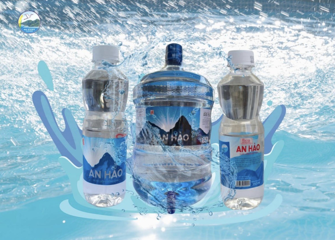 anh-3-100528_689.jpg Nước uống thiên nhiên An Hảo đa dạng quy cách phù hợp với mọi đối tượng sử dụng. Ảnh: Tấn Hưng.