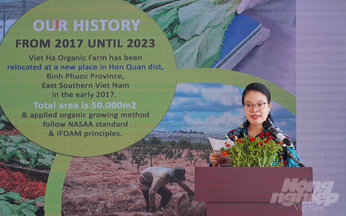 Bà Hà Bích Quyên, Giám đốc điều hành Công ty TNHH Nông Nghiệp Hữu Cơ Việt Hà phát biểu khai mạc khóa tập huấn. Ảnh: Nguyễn Thủy.