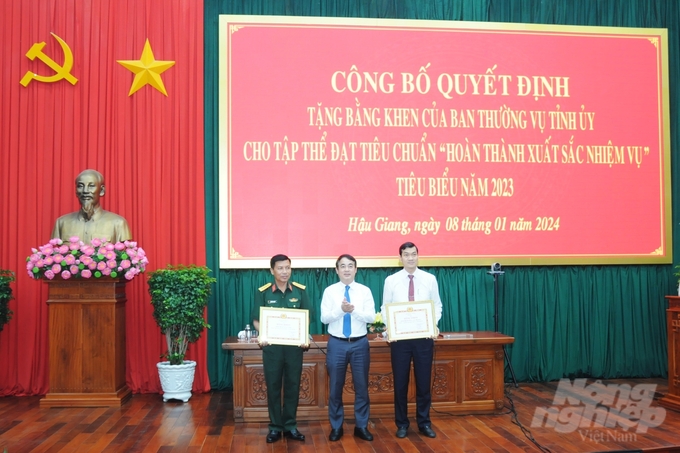 Bí thư Tỉnh ủy Hậu Giang Nghiêm Xuân Thành tặng Bằng khen của Ban thường vụ Tỉnh ủy cho các tập thể 'hoàn thành xuất sắc nhiệm vụ' tiêu biểu năm 2023. Ảnh: Trung Chánh.