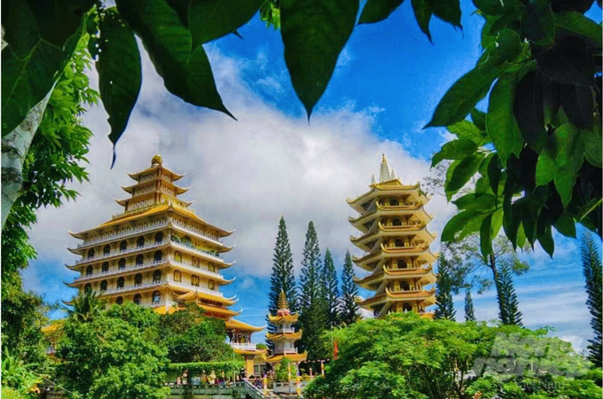 anh-1-104509_323-104510.jpg Chùa Vạn Linh gắn liền với tâm linh tín ngưỡng Núi Cấm. Ảnh: Minh Ngọc.