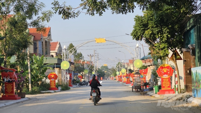 dong-khe-200426_331-200427.jpg Tuyến đường chính dẫn vào xã Đông Khê khang trang sạch đẹp. Ảnh: Quốc Toản.