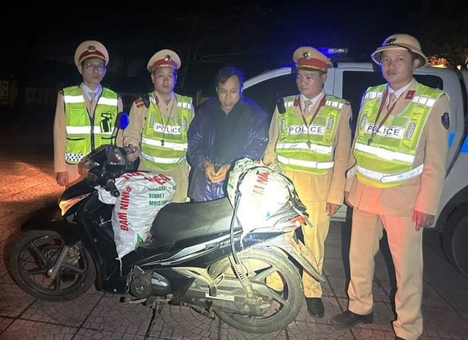 Đối tượng Nguyễn Đức Thu cùng phương tiện, tang vật bị lực lượng CSGT Công an tình Quảng Bình bắt giữ. Ảnh: CSGT Quảng Bình