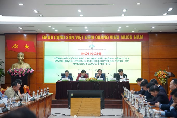 dsc06316-165551_967.jpg Thứ trưởng Hoàng Trung, Thứ trưởng Nguyễn Hoàng Hiệp, Bộ trưởng Lê Minh Hoan và Thứ trưởng Trần Thanh Nam (từ trái sang phải) chủ trì hội nghị.