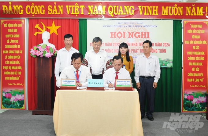 Ông Nguyễn Ngọc Thắng, Trưởng Văn phòng Đại diện Báo Nông nghiệp Việt Nam tại ĐBSCL và ông Ngô Minh Long, Giám đốc Sở NN-PTNT Hậu Giang cùng ký văn bản hợp tác truyền thông. Ảnh: Trung Chánh.