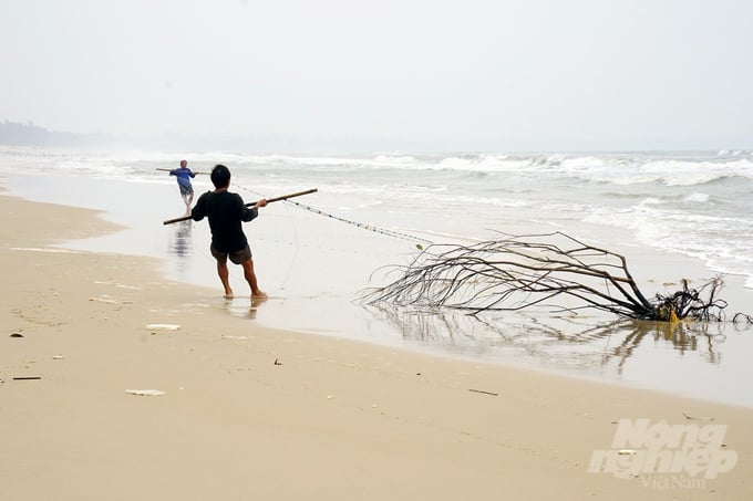 z5050642315507_18c3654c3f2c510a4e2005c9d1b1496a-120923_696-120923.jpg Nghề lưới rùng cũng sắp hết thời khi hải sản ven bờ thưa dần. Ảnh: Võ Dũng.