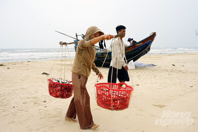 z5050645567972_f85eb765d65e2102ec04bb67c14760bd-120924_714-120924.jpg Phụ nữ vùng bãi ngang tảo tần, ngóng chồng, trông con những ngày biển động. Ảnh: Võ Dũng.