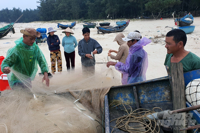 z5050673589883_5ccf3921597a3e44e9ccf60f1ee81769-120931_855-120932.jpg Giữa cái rét căm căm của những ngày cuối năm, ngư dân vùng bãi ngang Quảng Trị vẫn bám biển. Ảnh: Võ Dũng.