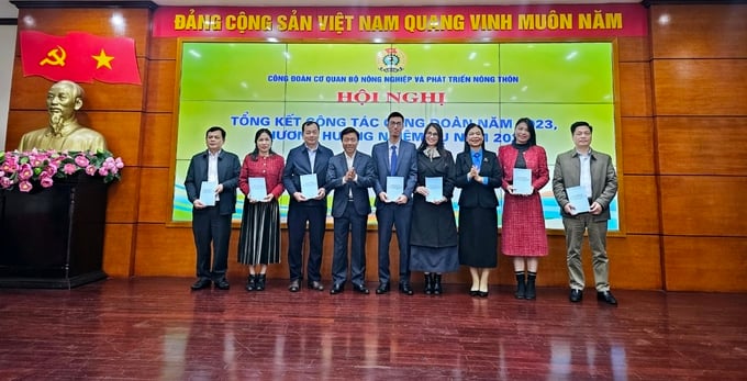 t3-133716_834.jpg Giới thiệu cuốn sách Tuyển tập bài viết cán bộ công chức, viên chức và người lao động Cơ quan Bộ NN-PTNT với khát vọng cống hiến. Ảnh: Hoàng Anh.