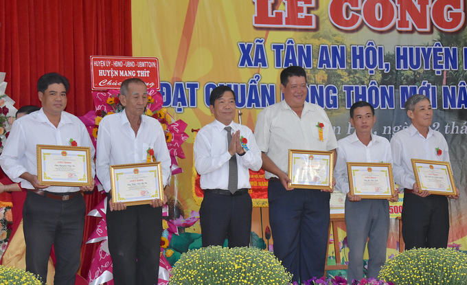 Dịp này, nhiều cá nhân, tập thể được UBND tỉnh, huyện Mang Thít và xã Tân An Hội khen thưởng vì có thành tích đóng góp xây dựng xã Tân An Hội đạt chuẩn nông thôn mới nâng cao. Ảnh: Minh Đảm.