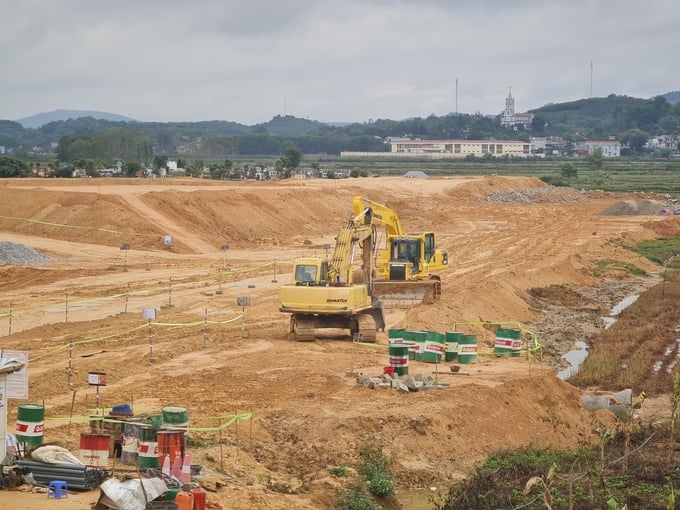 Dự án khu đô thị Kim Phú, Tuyên Quang mới chỉ là bãi đất trống, song nhiều môi giới đã chào mời mua hàng bằng cách ký hợp đồng vay tiền. Ảnh: Hoàng Anh.