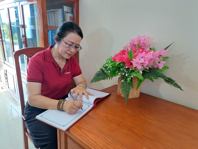 1-161308_74.jpg Bà Nguyễn Thị Phượng, Phó Tổng Giám đốc Agribank, ghi sổ lưu niệm nhân dịp thăm và chúc Tết chiến sỹ Trạm ra đa 610 tại đảo Thổ Châu. Ảnh: Mai Phương.