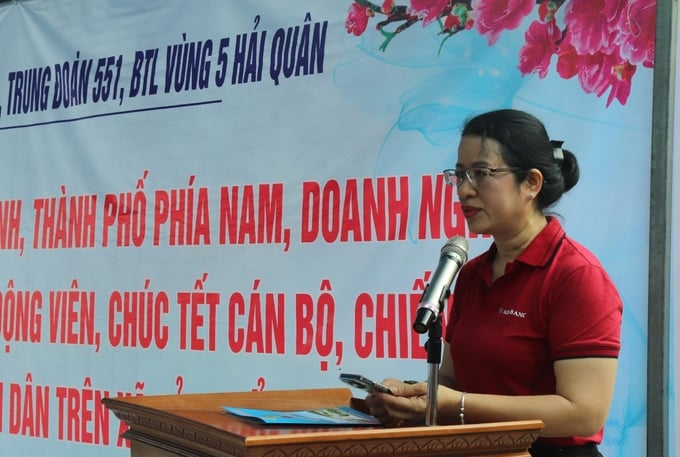 2-161308_731.jpg Bà Nguyễn Thị Phượng, Phó Tổng Giám đốc Agribank, phát biểu chúc Tết chiến sỹ Trạm ra đa 610 tại đảo Thổ Châu. Ảnh: M.P.