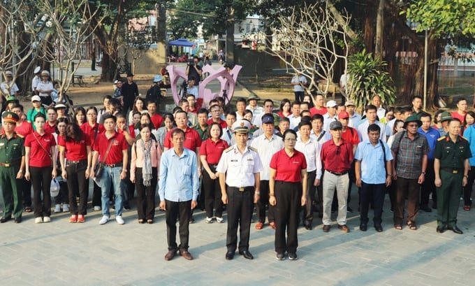 3-161308_496.jpg Đoàn công tác viếng Đền thờ Thổ Châu. Ảnh: M.P.
