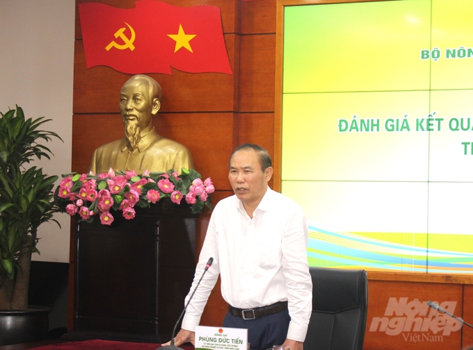 huy-dong-von-phuc-vu-tai-co-cau-nganh-nong-nghiep-la-nhiem-vu-cap-thiet-172022_301-172024.jpg Thứ trưởng Bộ NN-PTNT Phùng Đức Tiến yêu cầu các đơn vị khẩn trương hoàn thiện tất cả các nội dung, chỉ rõ đầu mối liên hệ để kịp thời phối hợp tháo gỡ những vướng mắc, tồn tại trong quá trình thực hiện chương trình phát triển nghiên cứu, sản xuất giống. Ảnh: Trung Quân.