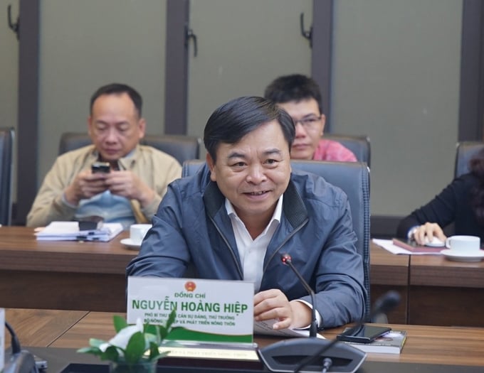 z5079860620737_7a90cb3894c8d1f8a9689371dbaba9c1-163511_167.jpg Thứ trưởng Nguyễn Hoàng Hiệp tại buổi làm việc với chuyên gia công nghệ viễn thám phục vụ ngành nông nghiệp, nông thôn. Ảnh: Linh Linh.