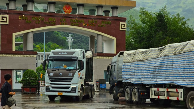 20230705_141809-123147_930.jpg Một vài xe hàng chuẩn bị làm thủ tục thông quan để xuất khẩu sang Trung Quốc tại cửa khẩu Ma Lù Thàng (Lai Châu).