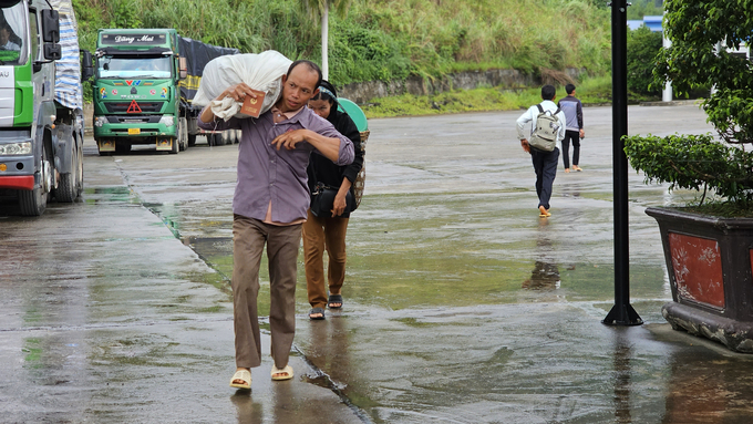 20230705_142421-122055_177.jpg Tại Cửa khẩu Ma Lù Thàng, việc trao đổi, giao lưu giữa các cư dân biên giới vẫn diễn ra đều đặn. Trong ảnh là người đàn ông ở xã Ma Ly Tho cầm trên tay sổ thông hành để sang huyện Kim Bình (Vân Nam, Trung Quốc).