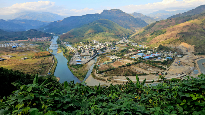 20240107_151051-122729_472.jpg Ngã 3 sông biên giới giữa Trung Quốc và Việt Nam. Bên phải là khu vực Cửa khẩu Ma Lù Thàng hiện đang được mở rộng để tạo điều kiện cho hoạt động giao thương giữa hai bên.