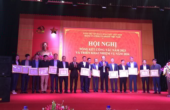 apatit_danguy_1_800-112933_206.jpg Ông Nguyễn Văn Quý, Phó Bí thư thường trực Đảng ủy Tập đoàn Hóa chất Việt Nam trao bằng khen của Đảng ủy Tập đoàn cho các tập thể, cá nhân đạt danh hiệu hoàn thành xuất sắc nhiệm vụ năm 2023 và Danh hiệu đảng viên hoàn thành xuất sắc nhiệm vụ 5 năm liền (2019 - 2023).