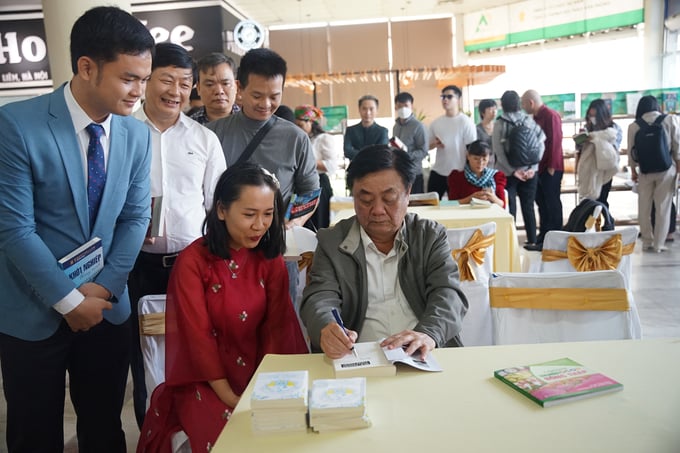 dsc06747-195820_581.jpg Nhà báo Xích Lô ký tặng sách tại góc 'Đọc sách cùng Xích Lô'. Ảnh: Linh Linh.
