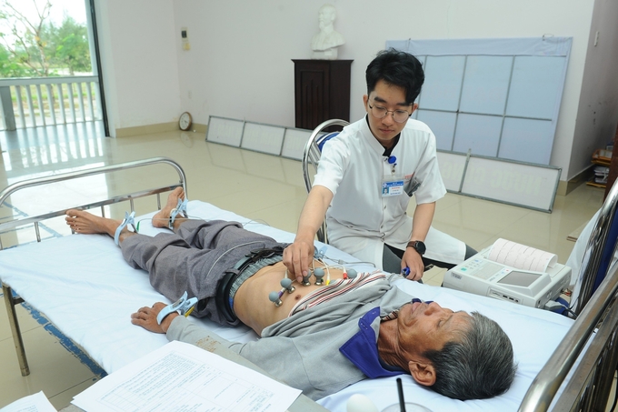 z5083124707653_f6babf62f0e25ce3c65c002c010560bf-173344_472.jpg Thăm khám các bệnh lý về phổi cho một người dân. Ảnh: BVH.