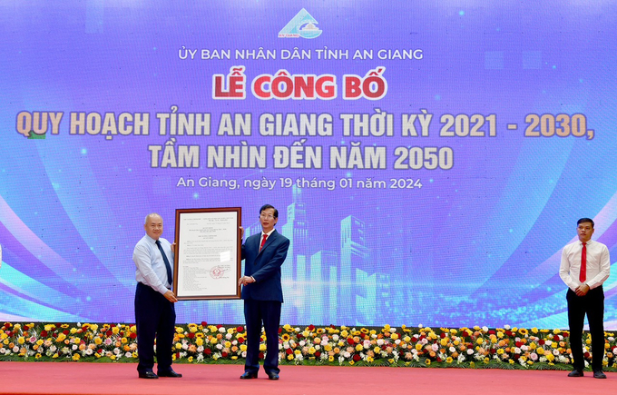 z5086325295843_85795f02e6ec5e0e464eae84117f1d92-142947_331.jpg Trao quyết định công bố Quy hoạch tỉnh An Giang thời kỳ 2021 - 2030 và tầm nhìn đến năm 2050. Ảnh: Lê Hoàng Vũ.