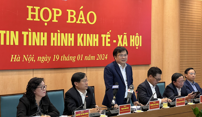 z5086761886674_b04c920a67c132ab33a33c7143d9697b-164118_257.jpg Ông Trương Việt Dũng - Chánh Văn phòng UBND thành phố Hà Nội thông tin về dự kiến phương án trình diễn ánh sáng bằng 2024 done tại Hà Nội. Ảnh: Minh Phúc.