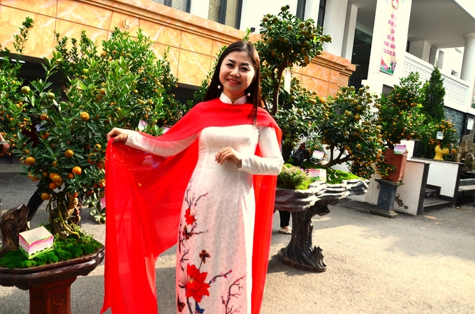 dsc_6736-103823_613.jpg Tranh thủ chụp ảnh cùng quất. Ảnh: Dương Đình Tường.