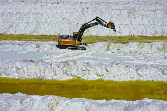 thai-lan-phat-hien-mo-vang-trang-khung-vuon-len-thu-3-the-gioi-083421_979.jpeg Mỏ lithium của công ty Chile SQM (Sociedad Quimica Minera) ở sa mạc Atacama, Calama, Chile, hồi tháng 9/2022. Ảnh: AFP.