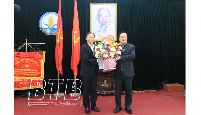 Ông Nguyễn Khắc Thận, Phó Bí thư Tỉnh ủy, Chủ tịch UBND tỉnh Thái Bình trao quyết định và tặng hoa chúc mừng ông Nguyễn Văn Chiến, tân Giám đốc Sở NN-PTNT Thái Bình. Ảnh: Báo Thái Bình.