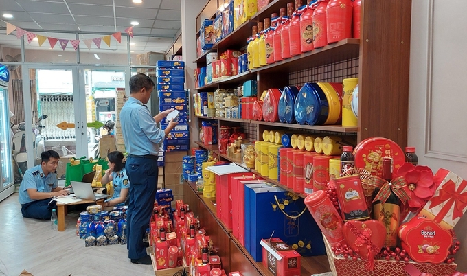 Đội Quản lý thị trường số 4, Cục Quản lý thị trường TP.HCM kiểm tra đồng loạt các cửa hàng, hộ kinh doanh trên địa bàn quận 1, 3, Phú Nhuận. Ảnh: QLTT.